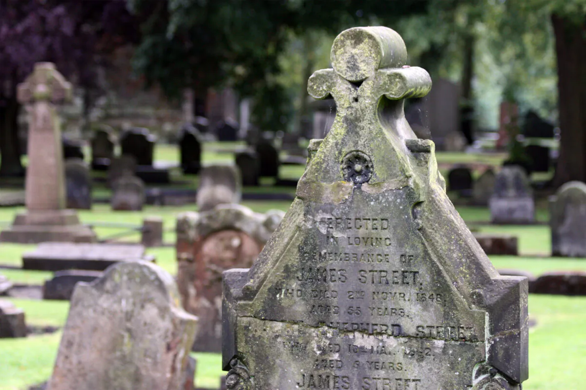 A tomb in the cemetery of Dunfermline, Scotland, on Aug. 9, 2009. (Guillaume Piolle/CC BY 3.0)