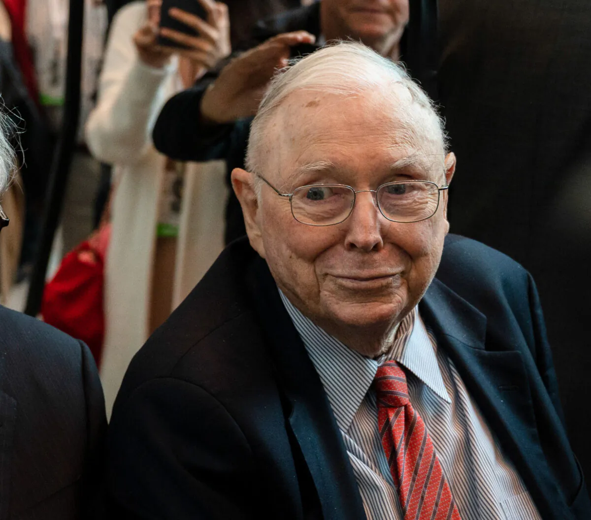 Warren Buffett (L), CEO of Berkshire Hathaway, and vice chairman Charlie Munger attend the 2019 annual shareholders meeting in Omaha, Neb., on May 3, 2019. (Johannes Eisele / AFP via Getty Images)