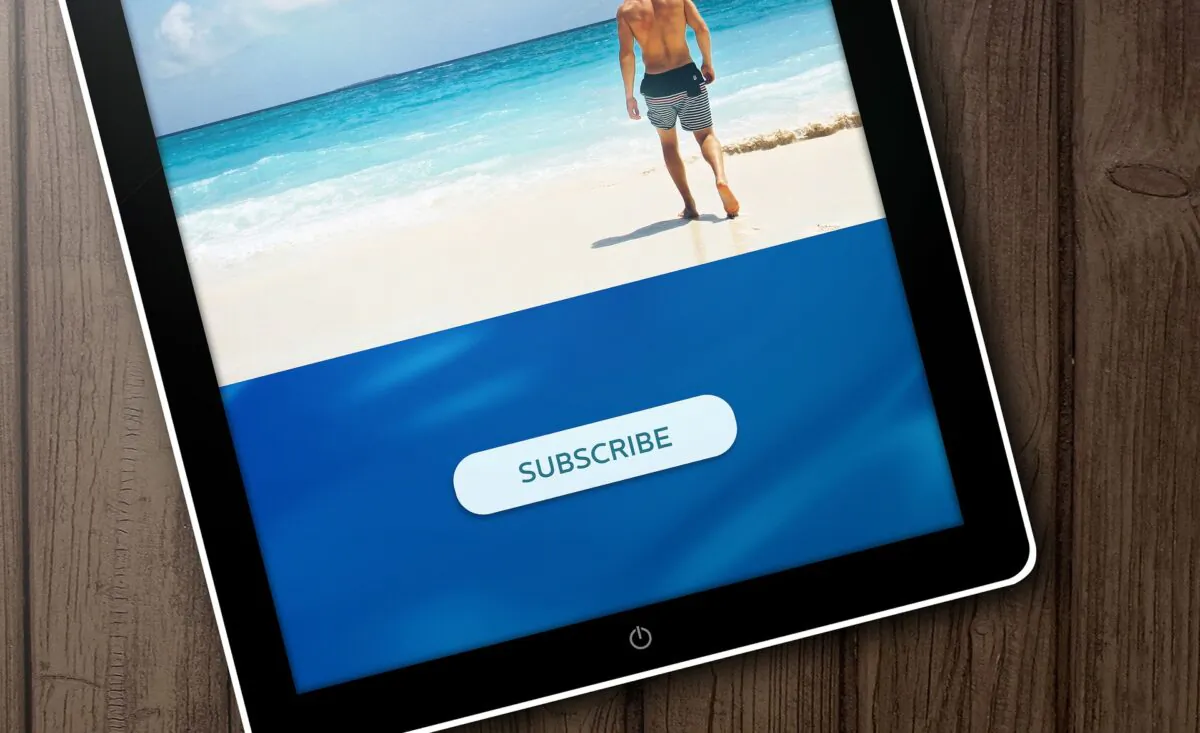 A tablet shows the word "subscribe". (Biljana Jovanovic (BiljaST)/Pixabay)
