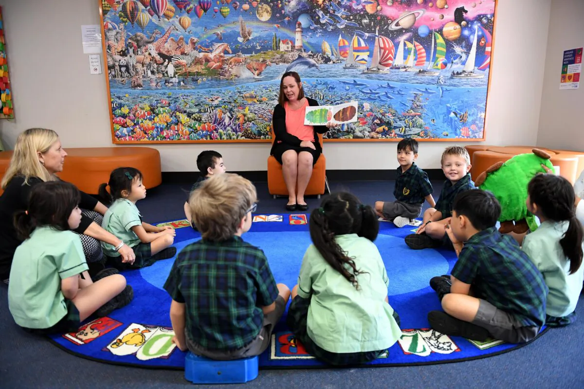 A teacher reads a story to young students at The Glenleighden School in Brisbane, Australia, May 18, 2017. (AAP Image/Dan Peled)