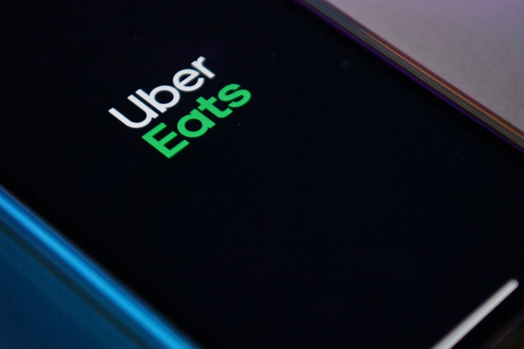 Uber Eats Delivery Driver Carjacked on Job in Los Angeles | The Epoch Times