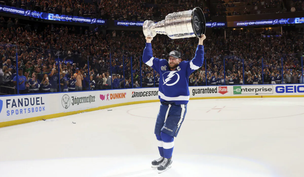 Tampa Bay Lightning's Steven Stamkos hoists the Stanley Cup after the team's 1–0 victory against the Montreal Canadiens in Game 5 of the NHL hockey Stanley Cup Finals in Tampa, Fla., on July 7, 2021. (Bruce Bennett/Pool Photo via AP)