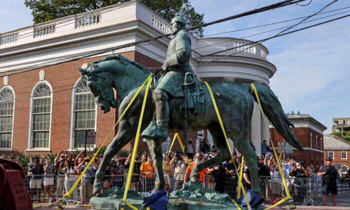 Charlottesville Removes Confederate Robert E. Lee Statue | The Epoch Times