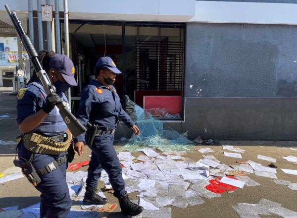 Policja spaceruje w Durbanie, Republika Południowej Afryki