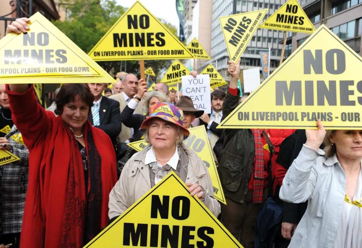 Farmers from the Gloucester and Gunnedah regions protest outside the NSW State Parliament, Sydney, Australia on June 4, 2009. (AAP Image/Dean Lewins) 