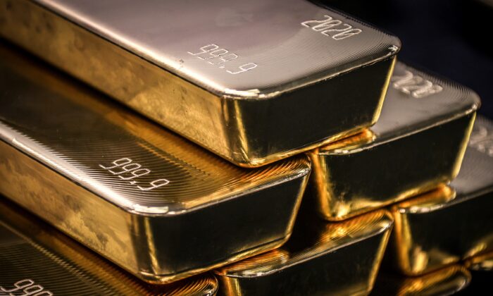 Sztabki złota są na zdjęciu po sprawdzeniu i wypolerowaniu w rafinerii ABC w Sydney 5 sierpnia 2020 r. (David Gray / AFP przez Getty Images)
