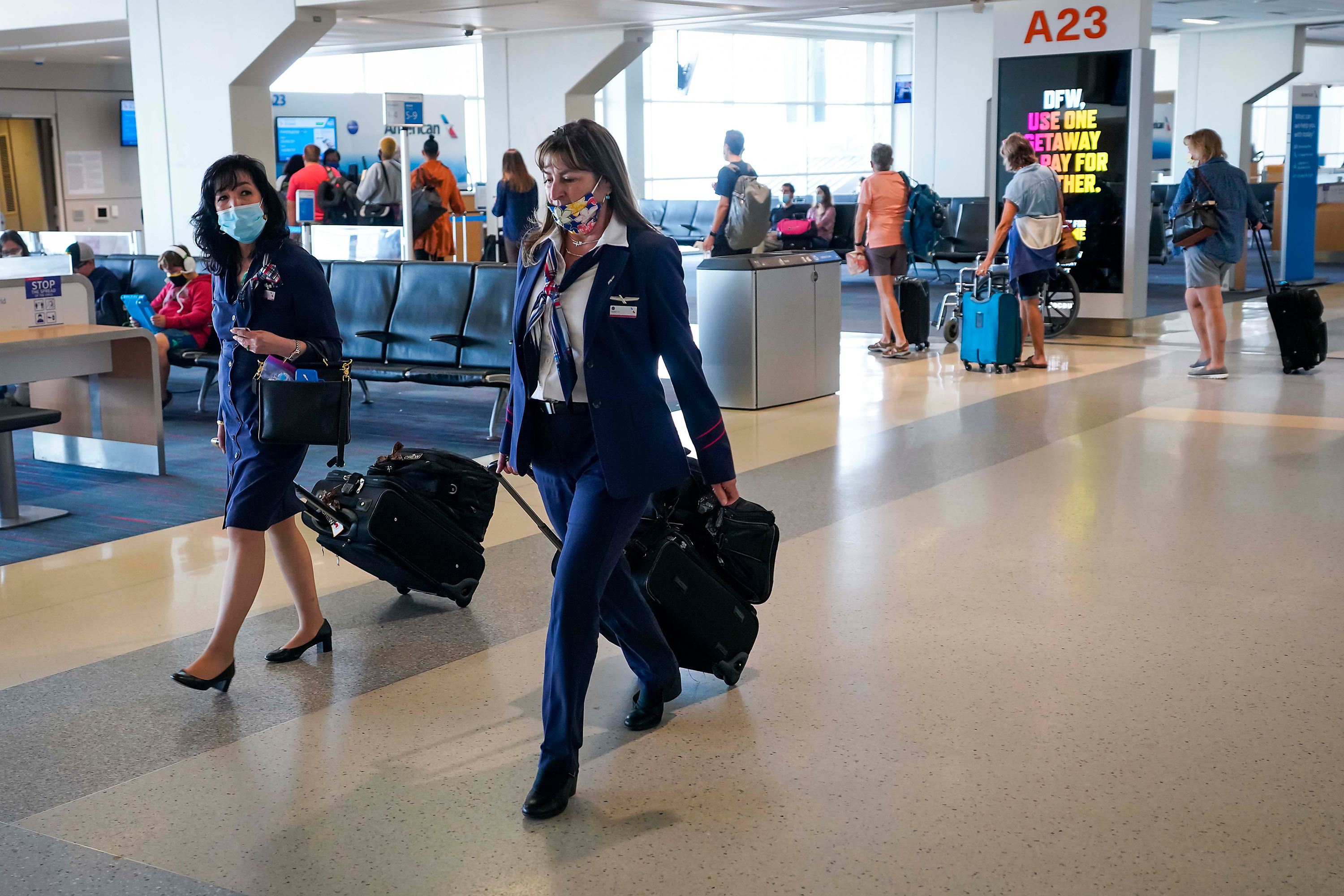 Major Airline CEOs Say Aircraft 'Safest Place You Can Be,' Masks 'Don't Add Much' to Cabin Environment - Vimarsana News