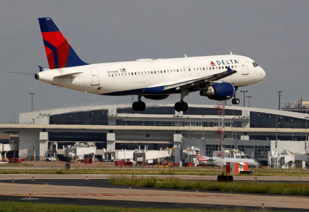 A Delta Airlines aircraft makes its approach at Dallas-Fort Worth International Airport in Grapevine, Texas, on June 24, 2019. (Tony Gutierrez/AP Photo)
