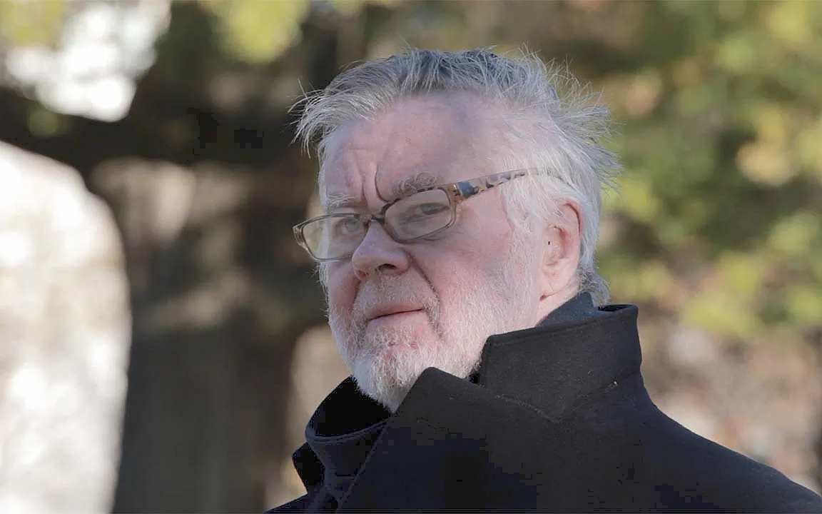 The journalist Tom Bethell is seen in the Discovery Science documentary "Iconoclast: One Journalist's Odyssey through the Darwin Debates." (Screenshot/YouTube)
