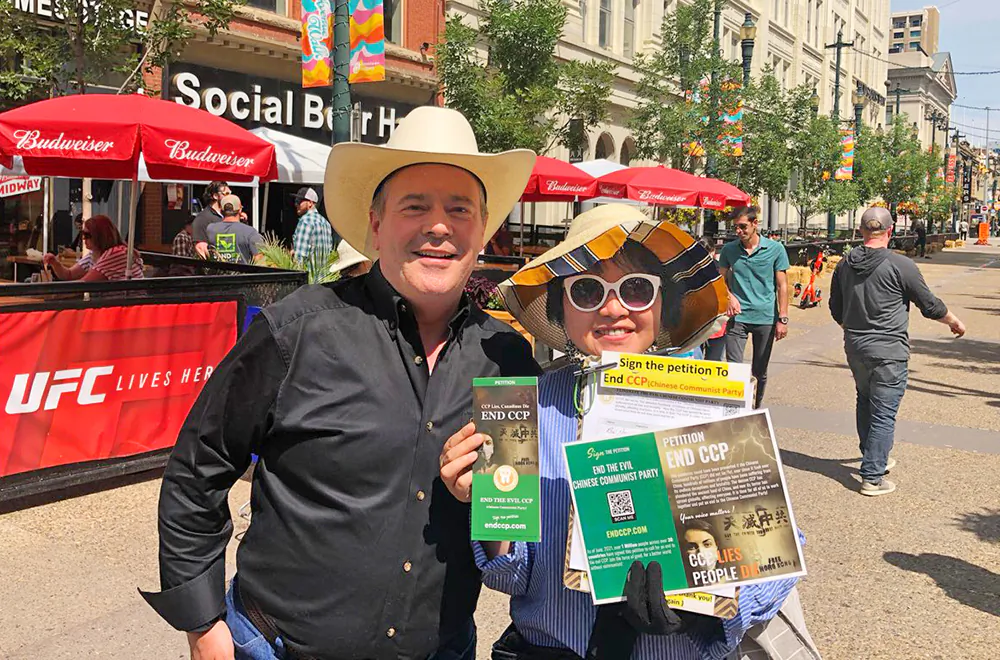 Alberta Premier Jason Kenney (L) voices support for an end to the Chinese communist regime, in downtown Calgary on July 11, 2021. Kenney stopped by to chat with Wenwen Guo, a volunteer with the Global Service Centre for Quitting the Chinese Communist Party, while Guo was collecting signatures for the “End CCP” petition. (Courtesy of Wenwen Guo)