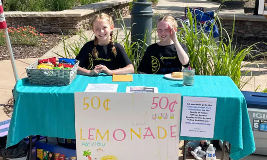 ‘What If That Was My Dad?’: Girls Set Up Lemonade Stand to Support Fallen Officer’s Family