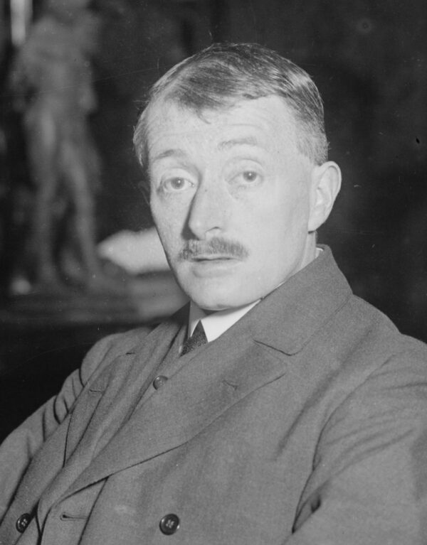 John_Edward_Masefield_in_1916