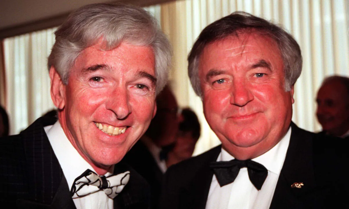 Comedians Tom O'Connor (L) and Jimmy Tarbuck at the Hilton Hotel on Park Lane in London on June 21, 1998. (Paul Treacy/PA)