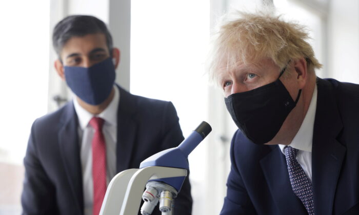 Britain's Prime Minister Boris Johnson and Chancellor of the Exchequer Rishi Sunak take part in a science lesson at King Solomon Academy in Marylebone, London, Britain, on April 29, 2021. (Dan Kitwood/Pool via Reuters)