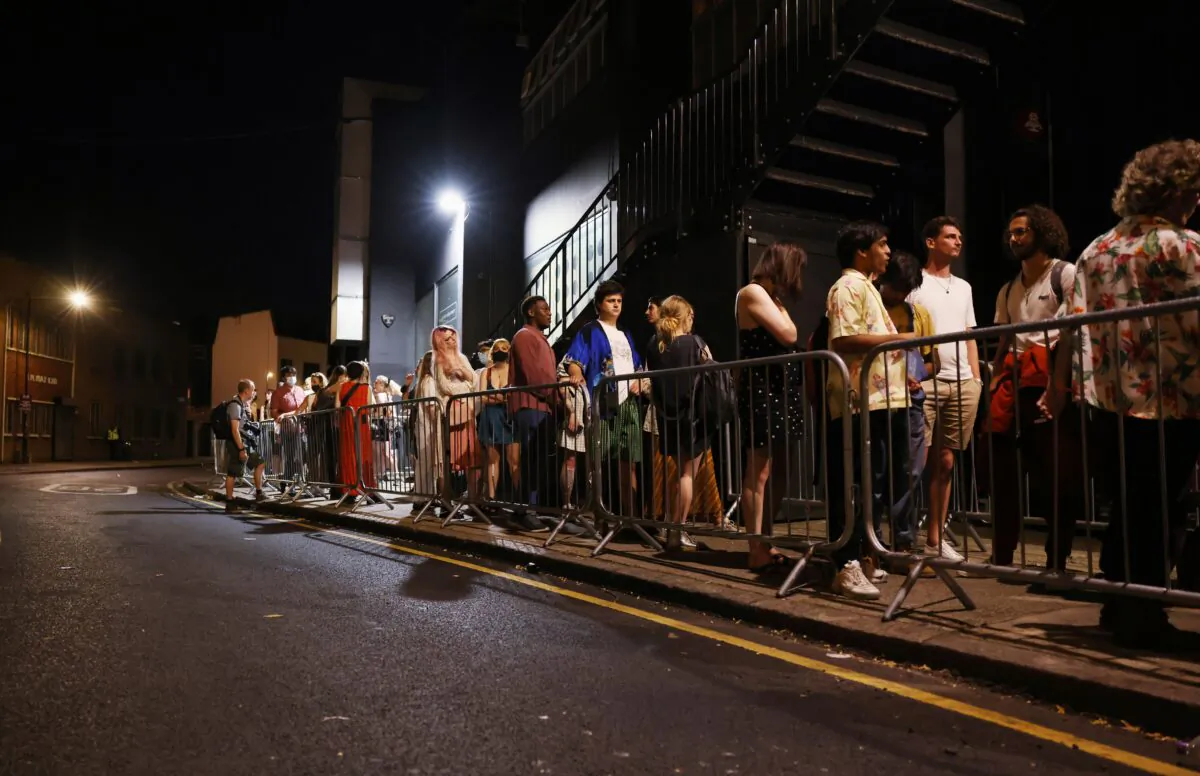 People arrive for the "00:01" event organised by Egyptian Elbows at Oval Space nightclub, as England lifted most CCP virus disease (COVID-19) restrictions at midnight, in London on July 19, 2021. (Natalie Thomas/Reuters)
