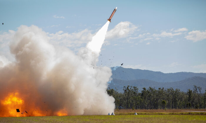 2021 年 7 月 16 日，1-1 防空炮兵营的士兵在 2021 年护身符军刀演习期间在澳大利亚昆士兰州的咆哮营发射了一枚爱国者导弹。（美国陆军第 38 届 ADA BDE 公共事务部特雷弗·怀尔德少校拍摄）