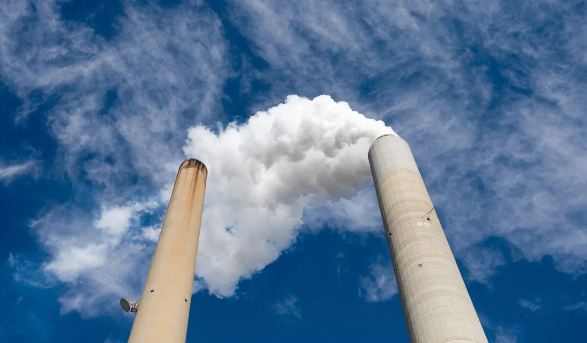 The smoke stacks at American Electric Power's (AEP) Mountaineer coal power plant in New Haven, W.Va., on Oct. 30, 2009. (Saul Loeb/AFP via Getty Images)