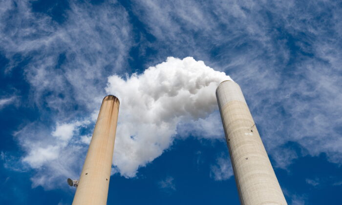 The smoke stacks at American Electric Power's (AEP) Mountaineer coal power plant in New Haven, W.Va., on Oct. 30, 2009. (Saul Loeb/AFP via Getty Images)