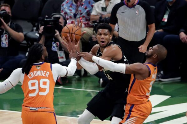 Milwaukee Bucks forward Giannis Antetokounmpo (34)