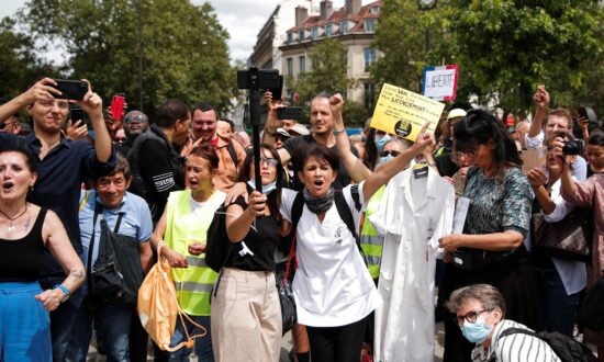 Protesters Opposed to COVID-19 Measures Clash With Police in Paris