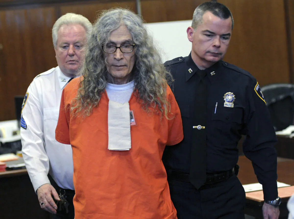 Convicted serial killer Rodney James Alcala appears in court in New York, Jan. 7, 2013. (David Handschuh/AP Photo/Pool)
