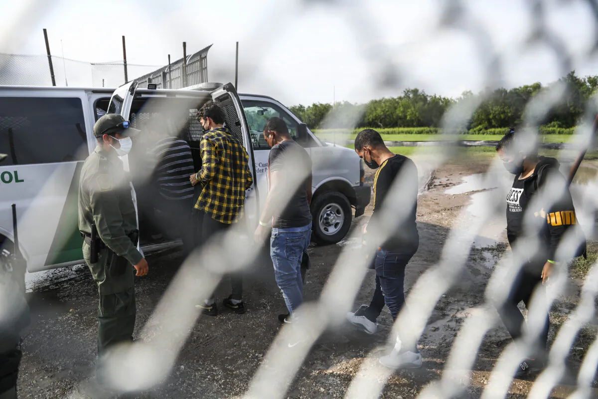 Border Patrol picks up illegal immigrants who crossed the Rio Grande from Mexico into Del Rio, Texas, on July 20, 2021. (Charlotte Cuthbertson/The Epoch Times)