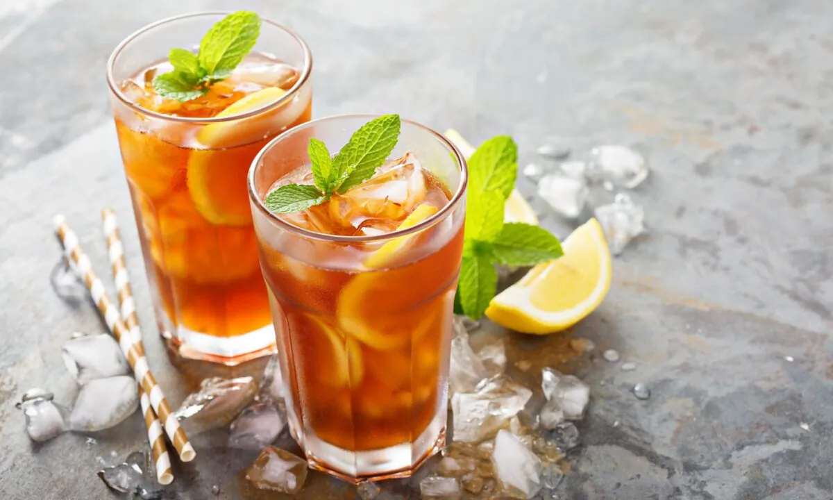 Learn how to make that perfect iced tea yourself with confidence—for just pennies per serving. (Elena Veselova/shutterstock)