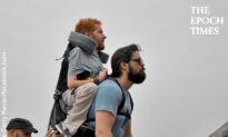 Man Carries His Friend in a Backpack and Conquers the Great Wall