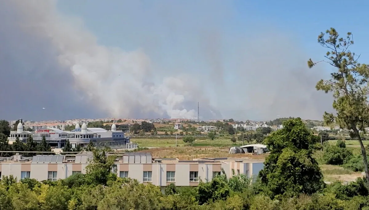 Smoke from a wildfire is seen in this still image taken from social media video in Manavgat, Antalya, Turkey, on July 28, 2021. (Twitter /@Onurburakcelik/via Reuters)