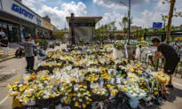 CCP Blocks People Mourning Dead Loved Ones in Zhengzhou, Detains Photographer and Mourner