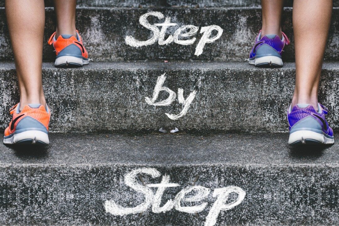 People walking up steps. (Gerd Altmann (geralt)/Pixabay) 