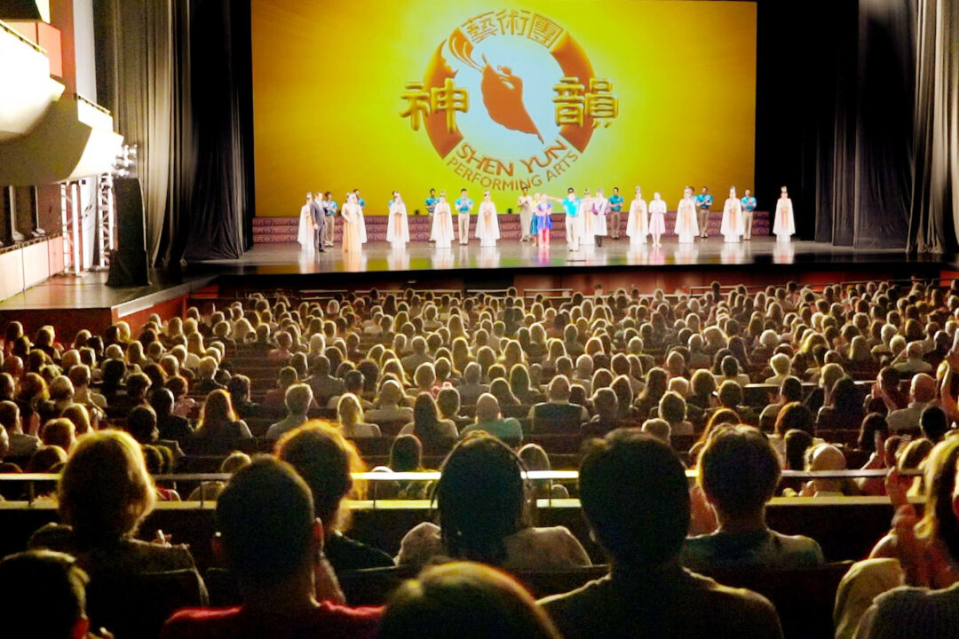 Shen Yun Performing Arts' curtain call at Pikes Peak Center for the Performing Arts, in Colorado Springs, July 2021. (NTD Television)