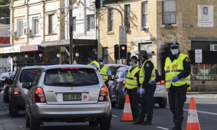 新南威尔士州警方于 2021 年 7 月 31 日在澳大利亚悉尼执行公共卫生命令的一部分，检查 Enmore 路上的司机。（Brook Mitchell/Getty Images）