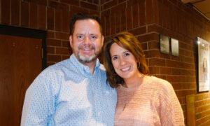 Three Couples Give Shen Yun Twelve Thumbs Up