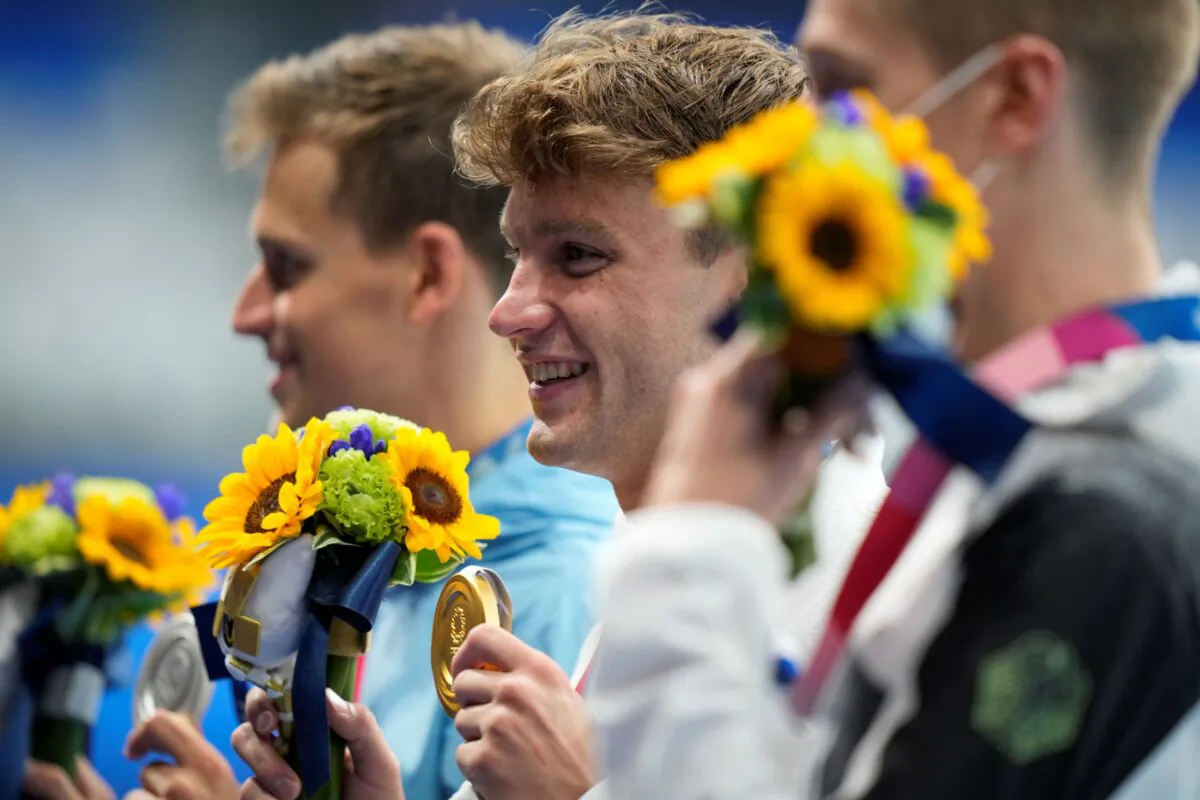 Robert Finke of United States poses after winning the gold medal in a men's 1500-meter freestyle final at the 2020 Summer Olympics, in Tokyo, Japan, on Aug. 1, 2021. (David Goldman/AP)