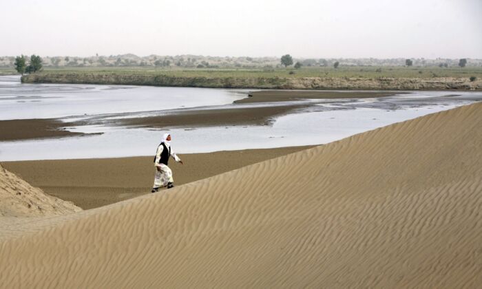 China’s Driest Region Suffers Flood, Largest Desert Partly Becomes Lake