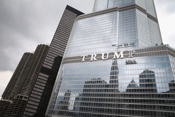 工人们为一个巨大的 TRUMP 标志安装最后一个字母