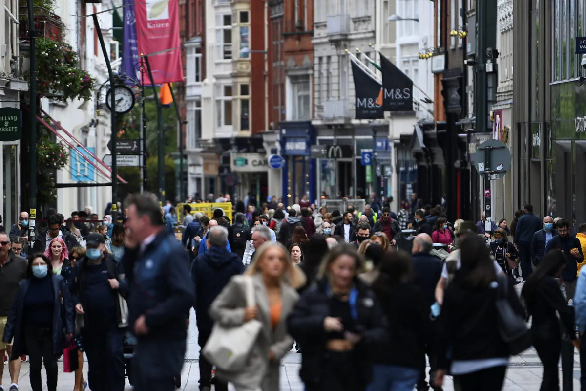 A general view of  crowded street while retail reopens fully as COVID-19 restrictions continue to ease after an extensive lockdown period in Dublin, Ireland, on May 17, 2021. (Clodagh Kilcoyne/Reuters)