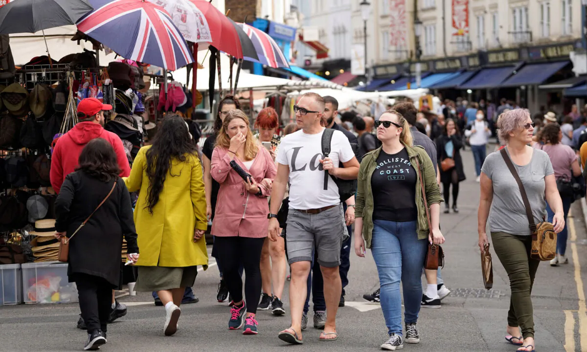 Shoppers browse at Portobello Road market in Notting Hill, west London on July 31, 2021. (Niklas Halle'n/AFP via Getty Images)