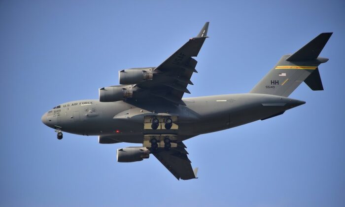 2016 年 9 月 23 日，一架美国空军 C-17 Globemaster 货运喷气式飞机在“空军力量日”预演期间降落在平泽的美国乌山空军基地。（Jung Yeon-je/法新社来自 Getty Images）