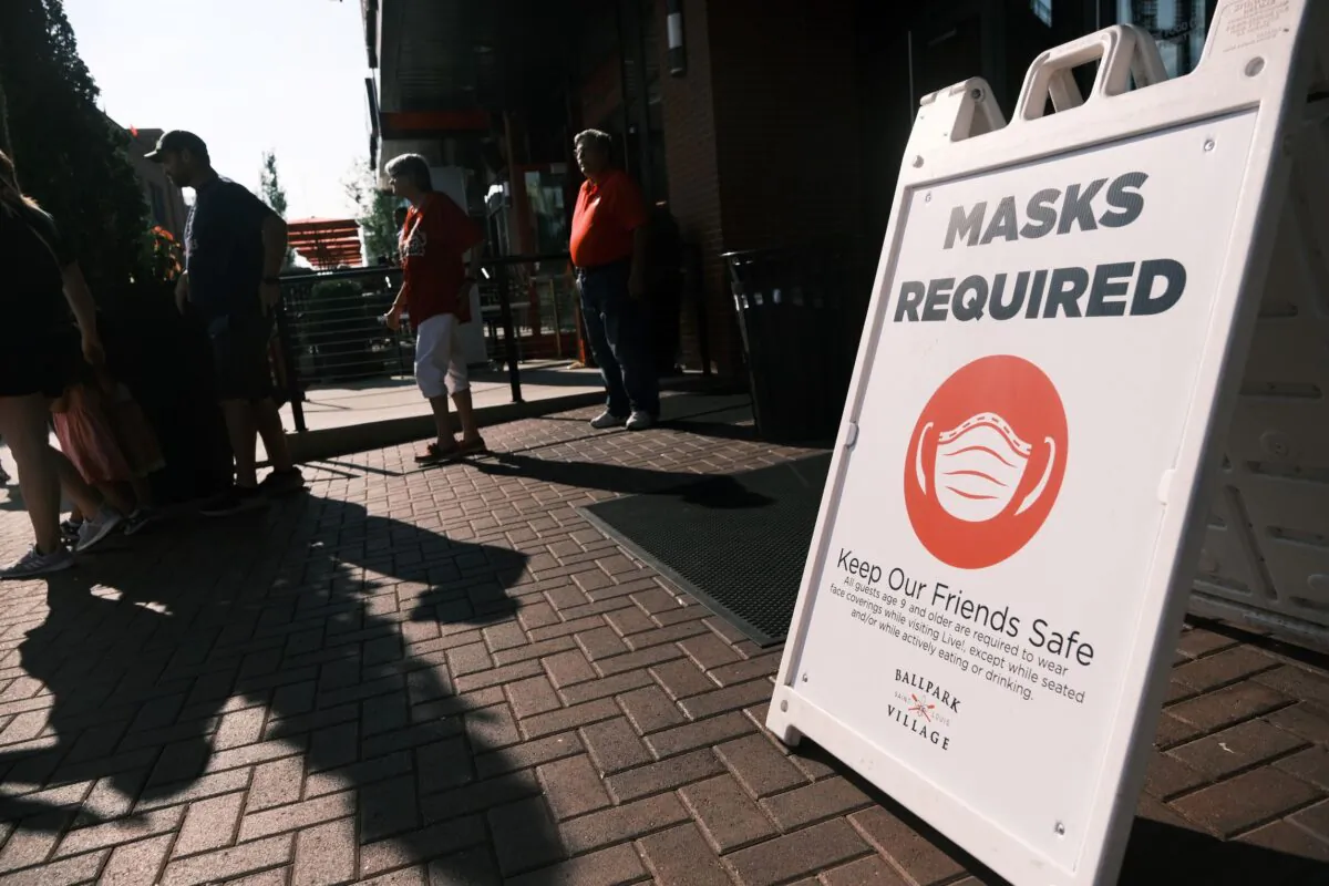 People, some in masks, head to a St. Louis Cardinals game in downtown St. Louis in St Louis, Miss., on Aug. 03, 2021. (Spencer Platt/Getty Images)