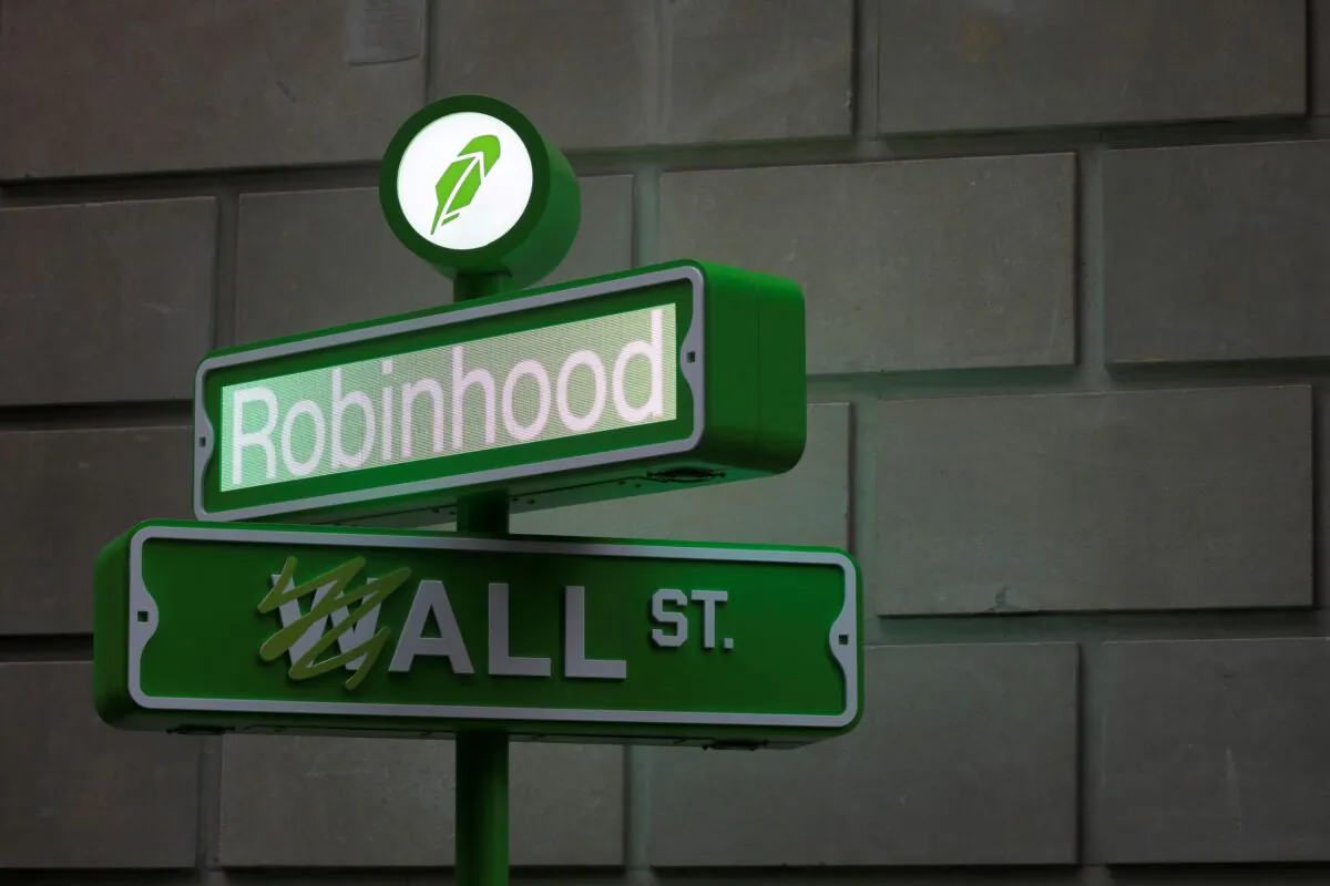 The logo of Robinhood Markets, Inc. is seen at a pop-up event on Wall Street after the company's IPO in New York City, on July 29, 2021. (Andrew Kelly/Reuters)