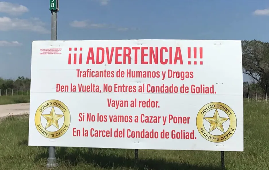 A warning sign to cartels at the Goliad County boundary line, written in Spanish. (Goliad Sheriffs Office)