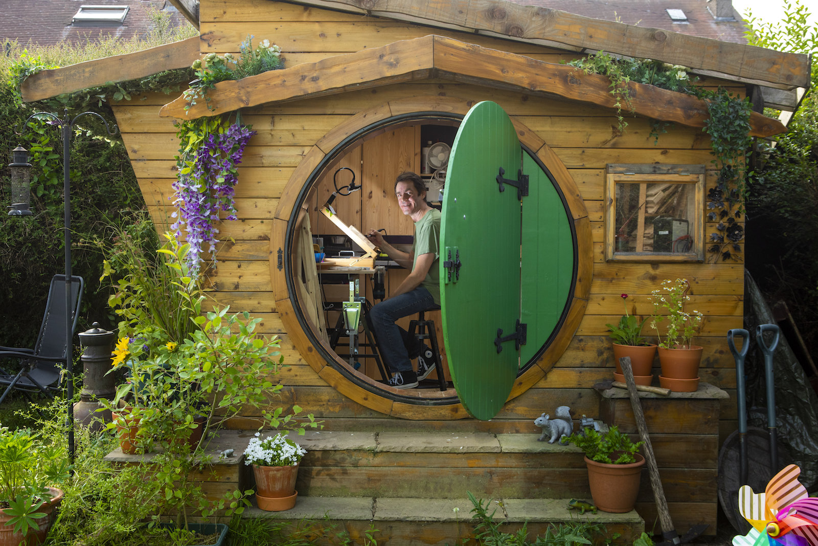 British Man Builds Hobbit House In His Backyard To Fulfill Childhood british-man-builds-hobbit-house-in-his-backyard-to-fulfill-childhood