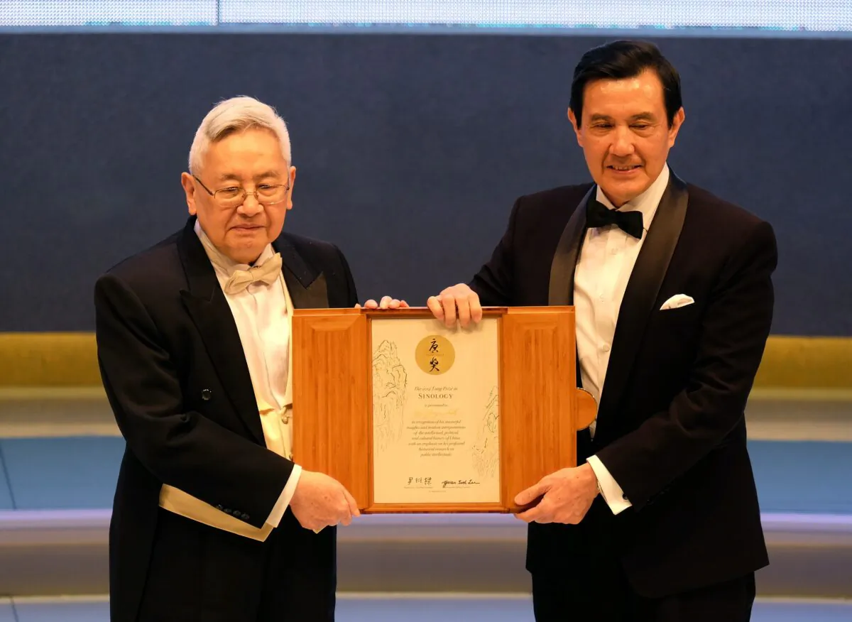  2014 Tang Prize winner Yu Ying-shih (L)  with Taiwan President Ma Ying-jeou at a ceremony in Taipei, Taiwan on Sept. 18, 2014. (Sam Yeh/AFP via Getty Images)