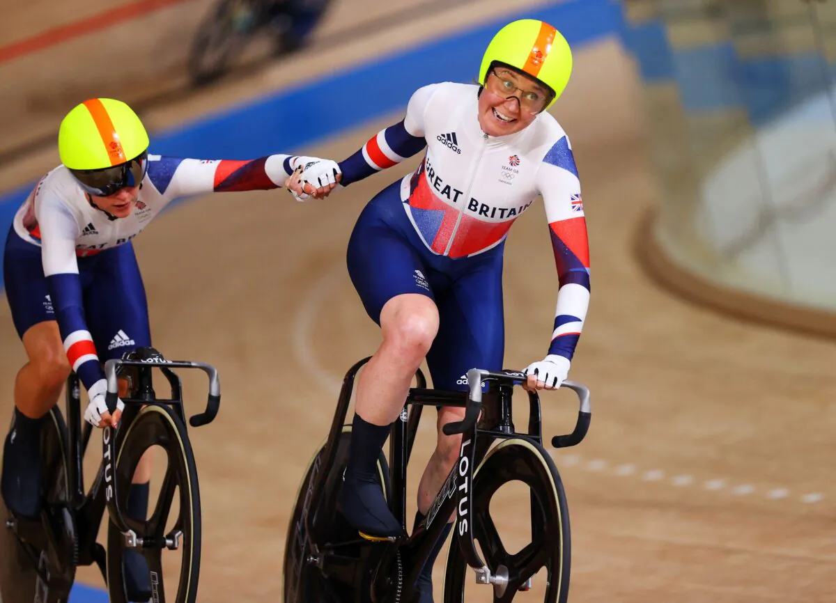 (L-R) Laura Kenny and Katie Archibald of Team Great Britain compete during the Women's Madison final of the track cycling on day fourteen of the Tokyo 2020 Olympic Games at Izu Velodrome in Izu, Japan, on Aug. 06, 2021. (Tim de Waele/Getty Images)