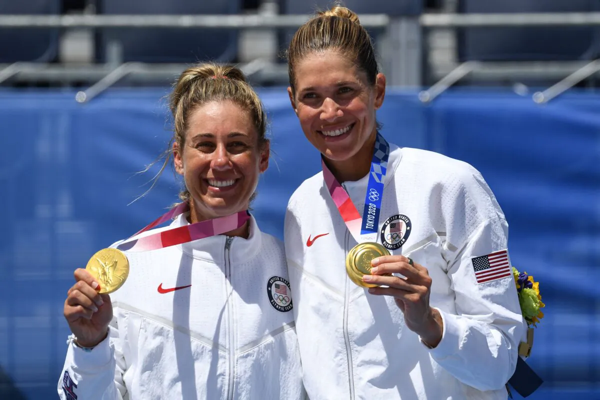 USA's April Ross (L) and Alix Klineman pose with their medals after the victory ceremony of the women's beach volleyball event during the Tokyo 2020 Olympic Games at Shiokaze Park in Tokyo, Japan on Aug. 6, 2021. (Angela Weiss/AFP via Getty Images)
