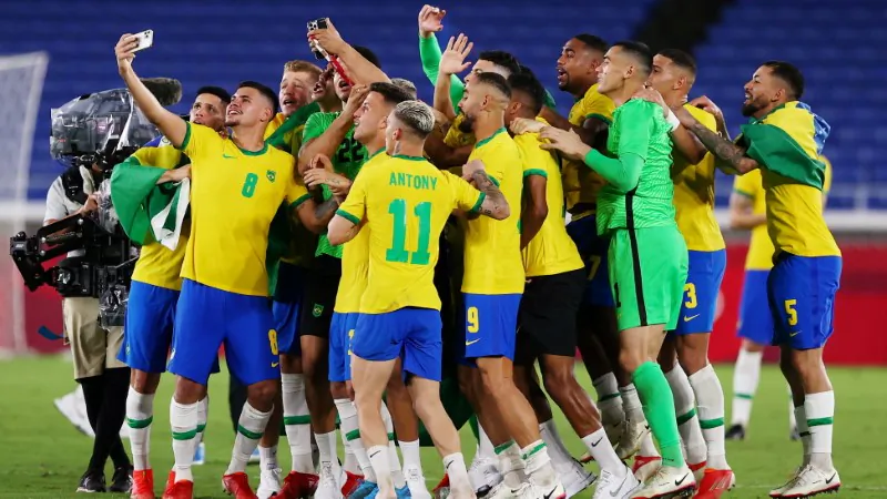 Players of Brazil celebrate after winning the Tokyo 2020 Olympic Games soccer competition men's gold medal match by defeating Spain 2-1 in extra time at Yokohama International Stadium in Yokohama, Japan, on Aug. 7, 2021. (Amr Abdallah Dalsh/Reuters)