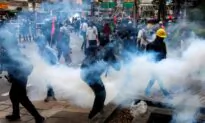 Thai Anti-Govt Protesters Clash With Police in Bangkok