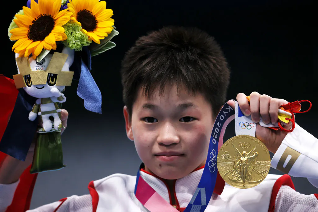 Quan Hongchan holds up her gold medal during the awards ceremony for the Women's 10m Platform Final at Tokyo Aquatics Centre in Tokyo, Japan, on Aug. 5, 2021. (Tom Pennington/Getty Images)